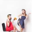 PIN-UP girl: Tereza M�llerov� a Eva Neumannov�, make-up, vlasy: viz�istka Eva Ceralov�, Pin-Up a retro foto Praha, Pin-Up fotografka Nikol Obrov�