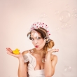 Pin-Up retro fotografie Praha fotografka Nikol Obrov�, modelka Zuzka Kavanov�, viz�istka Eva Ceralov�