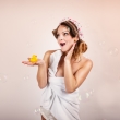 Pin-Up retro fotografie Praha fotografka Nikol Obrov�, modelka Zuzka Kavanov�, viz�istka Eva Ceralov�